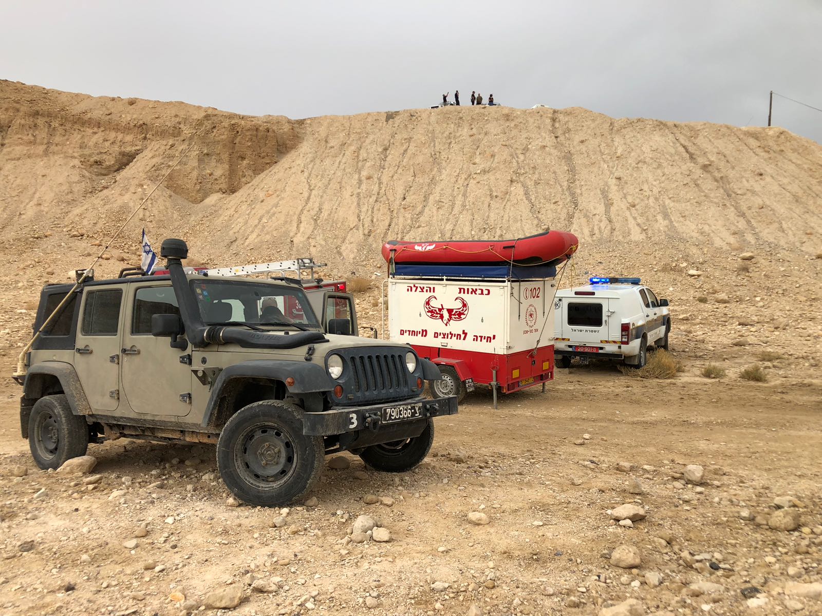 חלק מצוותי ההצלה (צילום: דוברות כיבוי והצלה)